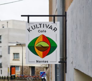 Kultivar Café Enseigne Drapeau en bois Nantes