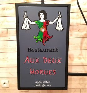 Enseigne bois restaurant Aux Deux Morues Nantes