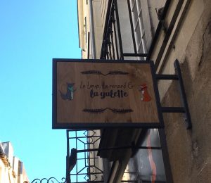 Enseigne en bois Le Loup, Le Renard et la Galette par Naoned Enseignes