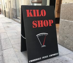 Stop trottoir bois Kilo Shop par Naoned Enseignes