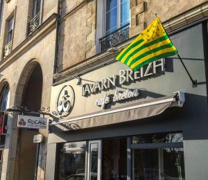 Enseigne lettrage Tavarn Breizh par Naoned Enseignes