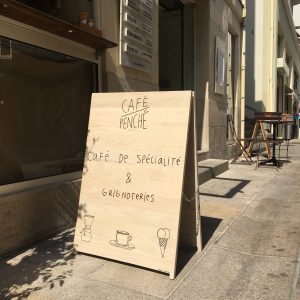 Panneau Stop trottoir bois Café Penché