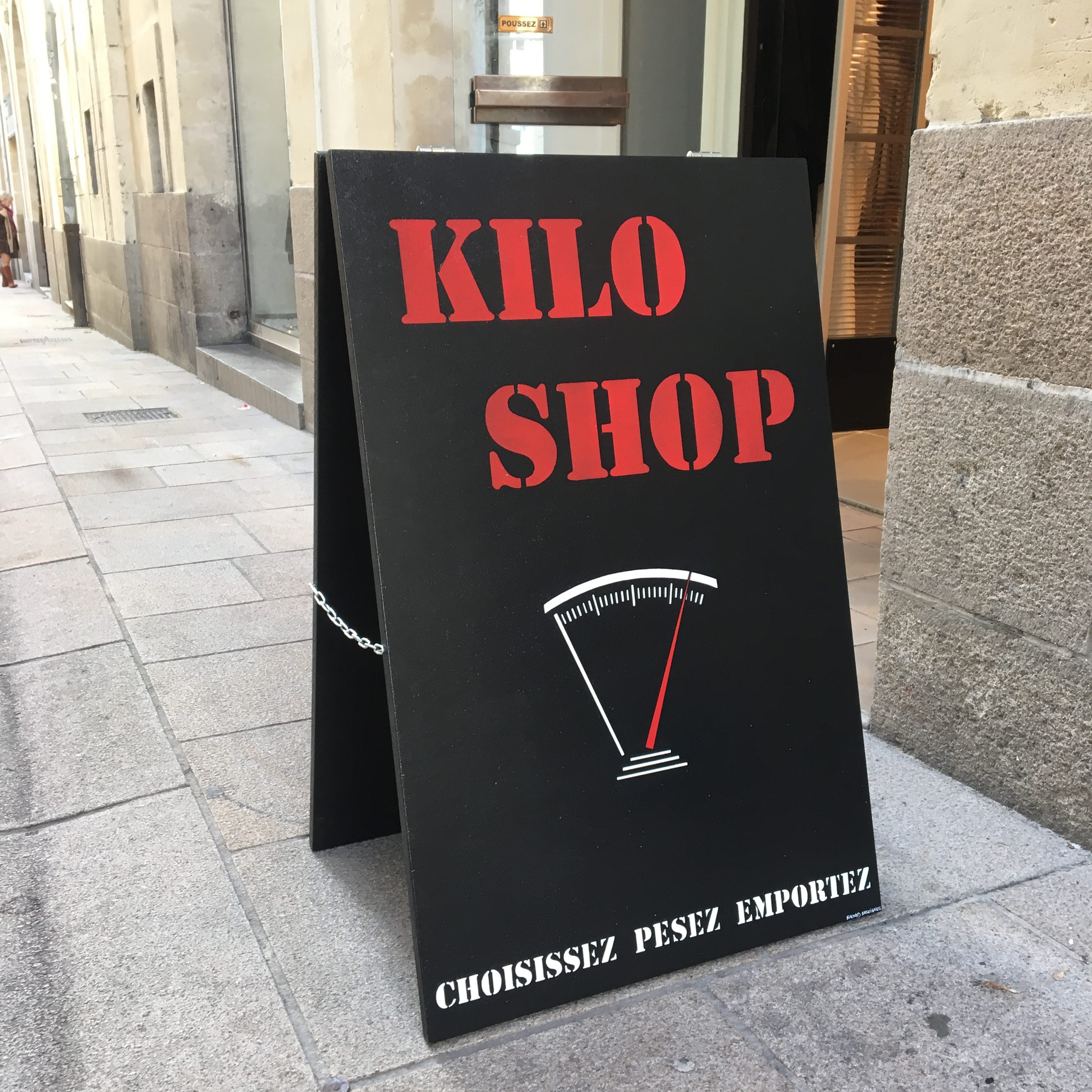 Stop trottoir bois Kilo Shop par Naoned Enseignes
